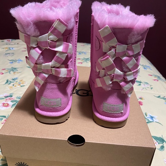 *NEW* Pink Bailey Bow Striped Uggs Size4 - Picture 2 of 7